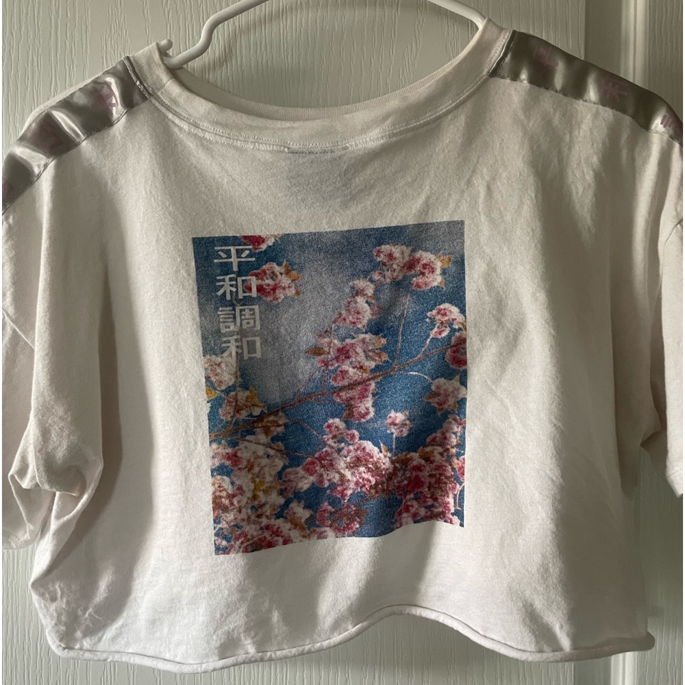 EMPYRE white crop top trendy!